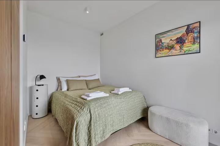Second bedroom with queen bed