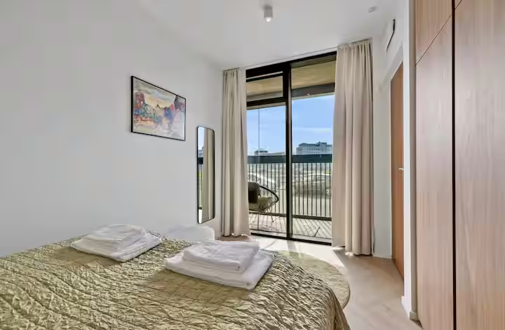 Second bedroom with balcony access